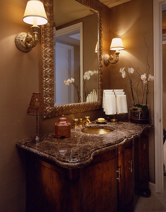Imagen de cuarto de baño clásico pequeño con armarios tipo mueble, puertas de armario de madera en tonos medios, paredes marrones, lavabo bajoencimera y encimera de mármol