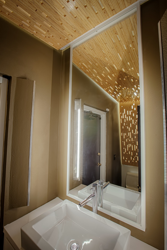 Immagine di una stanza da bagno con doccia minimalista di medie dimensioni con WC a due pezzi, pareti beige e lavabo rettangolare