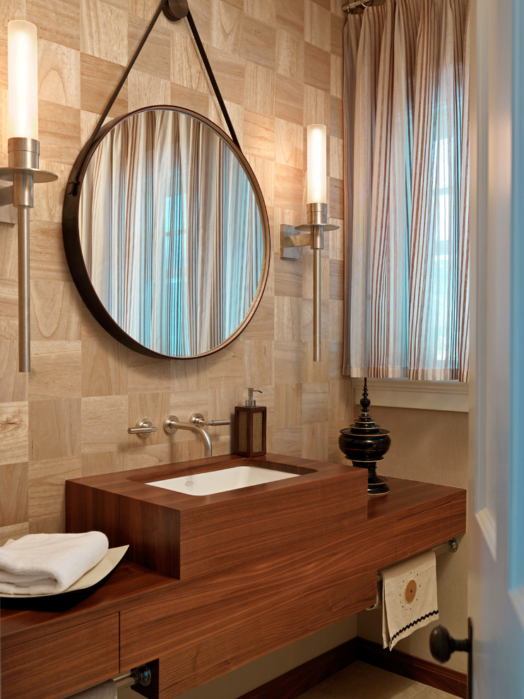 Стильный дизайн: ванная комната в современном стиле с настольной раковиной и фасадами цвета дерева среднего тона - последний тренд
