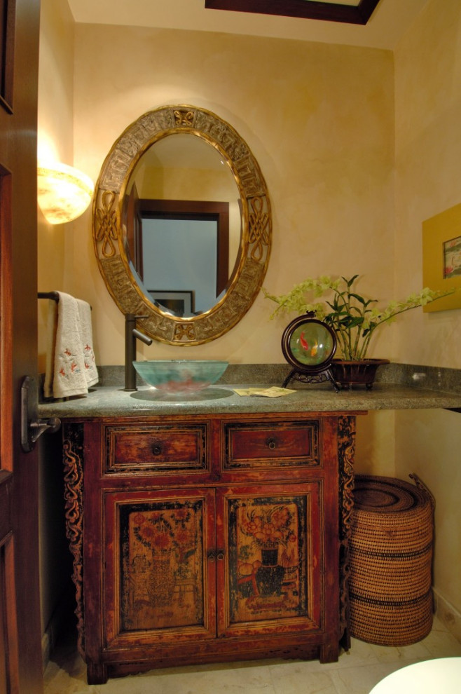 Diseño de cuarto de baño romántico pequeño con armarios tipo mueble, puertas de armario con efecto envejecido, sanitario de una pieza, paredes multicolor, suelo de piedra caliza, aseo y ducha, lavabo sobreencimera, encimera de granito, suelo beige y encimeras verdes