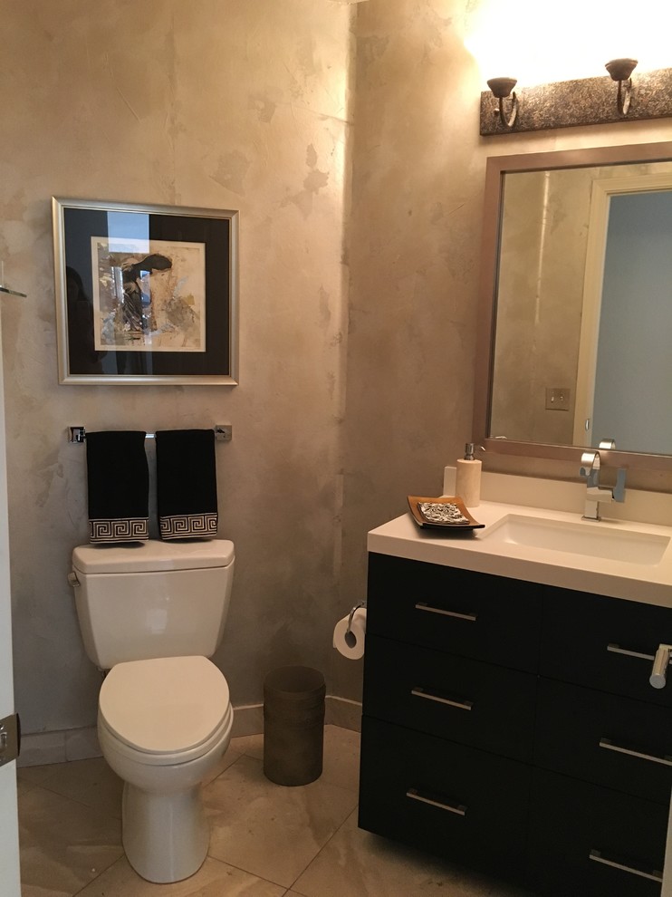 Diseño de cuarto de baño bohemio pequeño con aseo y ducha