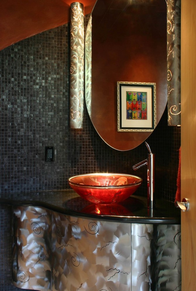 Modernes Badezimmer mit schwarz-weißen Fliesen, Keramikfliesen, integriertem Waschbecken und Onyx-Waschbecken/Waschtisch in Phoenix
