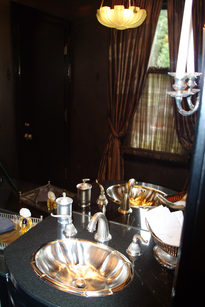 На фото: ванная комната среднего размера в стиле фьюжн с накладной раковиной, темными деревянными фасадами, столешницей из гранита и коричневыми стенами с