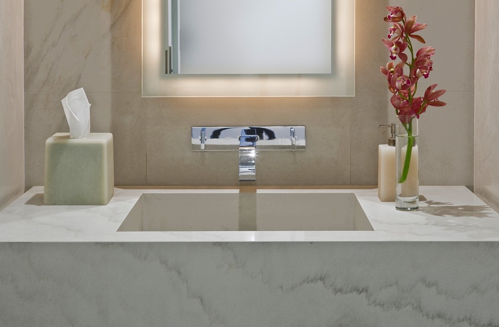 Пример оригинального дизайна: ванная комната в современном стиле с монолитной раковиной