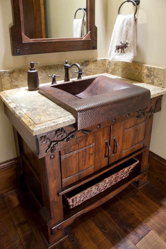 Rustikales Badezimmer mit dunklen Holzschränken, braunem Holzboden, Einbauwaschbecken, Einzelwaschbecken und freistehendem Waschtisch in Salt Lake City