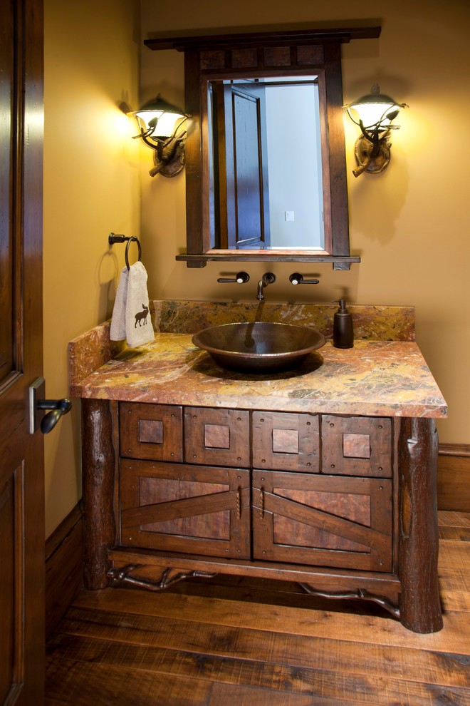Imagen de cuarto de baño único y de pie rural con puertas de armario marrones, paredes beige, suelo de madera en tonos medios y encimeras beige