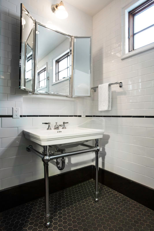 Источник вдохновения для домашнего уюта: ванная комната в стиле модернизм с белой плиткой, плиткой кабанчик, белыми стенами, раковиной с пьедесталом и черным полом