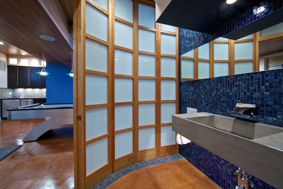 Источник вдохновения для домашнего уюта: ванная комната в стиле модернизм с подвесной раковиной, синей плиткой и плиткой мозаикой