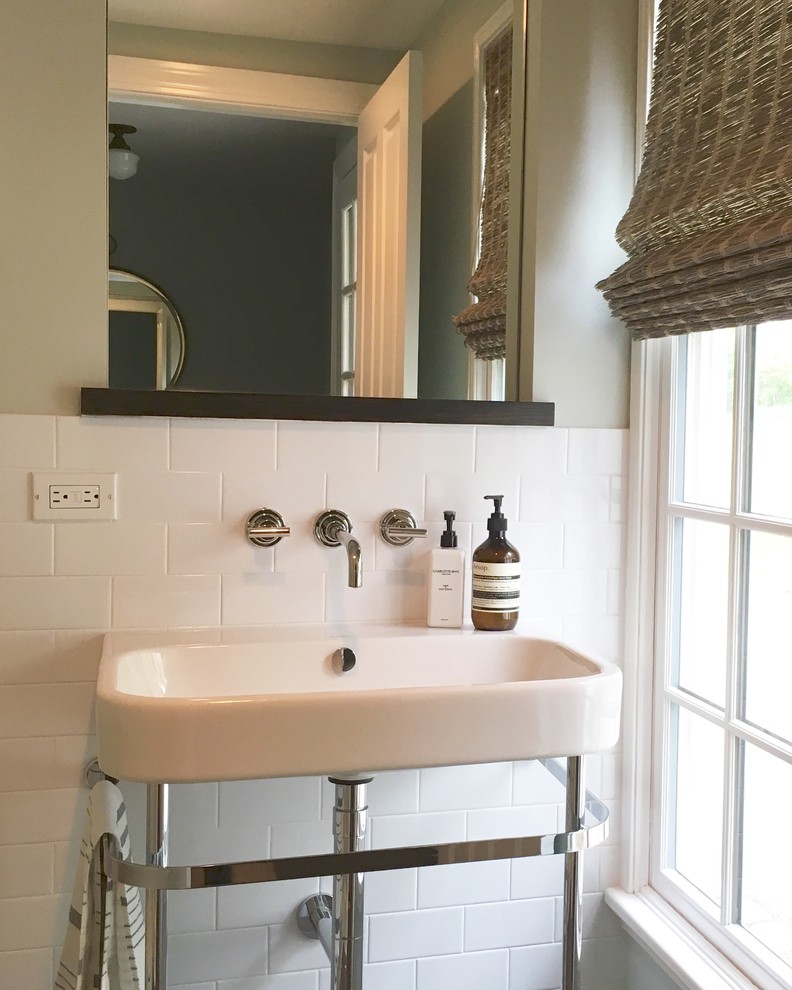 Foto på ett mellanstort lantligt badrum med dusch, med en toalettstol med separat cisternkåpa, beige väggar, skiffergolv, ett konsol handfat, vit kakel och tunnelbanekakel