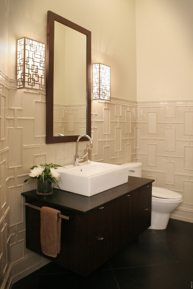 Idéer för små funkis badrum, med släta luckor, bruna skåp, en toalettstol med hel cisternkåpa, vit kakel, keramikplattor, vita väggar, skiffergolv, ett fristående handfat, bänkskiva i täljsten och blått golv