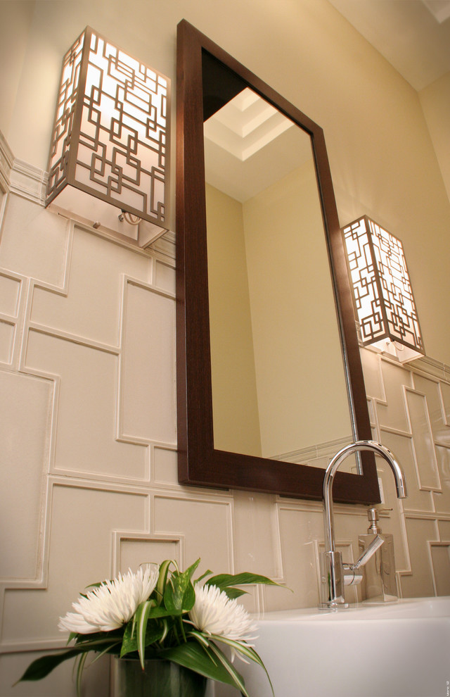 Exempel på ett litet modernt badrum, med släta luckor, bruna skåp, en toalettstol med hel cisternkåpa, vit kakel, keramikplattor, vita väggar, skiffergolv, ett fristående handfat, bänkskiva i täljsten och blått golv