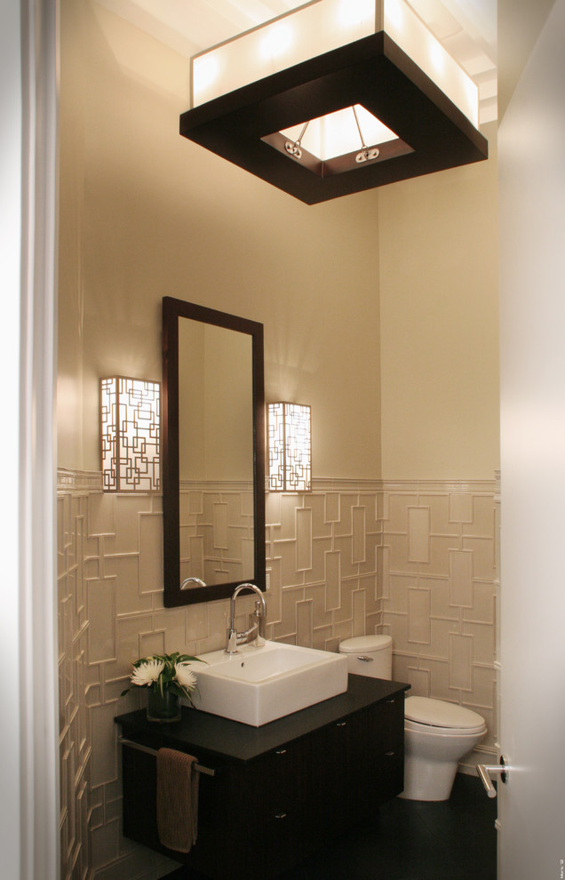 Bild på ett litet funkis badrum, med släta luckor, bruna skåp, en toalettstol med hel cisternkåpa, vit kakel, keramikplattor, vita väggar, skiffergolv, bänkskiva i täljsten och blått golv