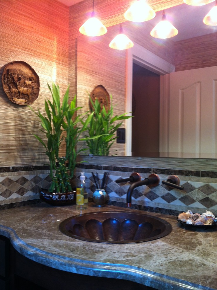Foto de cuarto de baño mediterráneo con armarios estilo shaker, encimera de mármol y baldosas y/o azulejos multicolor