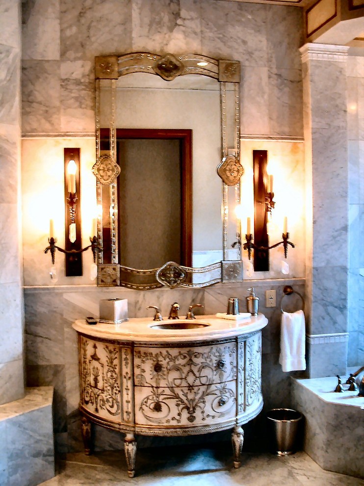 Medelhavsstil inredning av ett mellanstort en-suite badrum, med möbel-liknande, vita skåp, svart och vit kakel, stenkakel, marmorgolv, ett undermonterad handfat, marmorbänkskiva, grå väggar och grått golv