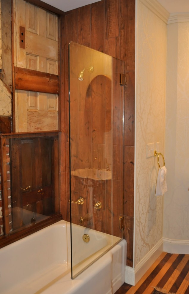 Idée de décoration pour une salle d'eau victorienne de taille moyenne avec une baignoire posée, un combiné douche/baignoire, WC à poser, un carrelage marron, des carreaux de céramique, un mur beige, un sol en bois brun, un lavabo de ferme, un plan de toilette en bois, un sol multicolore, une cabine de douche à porte battante et un plan de toilette marron.