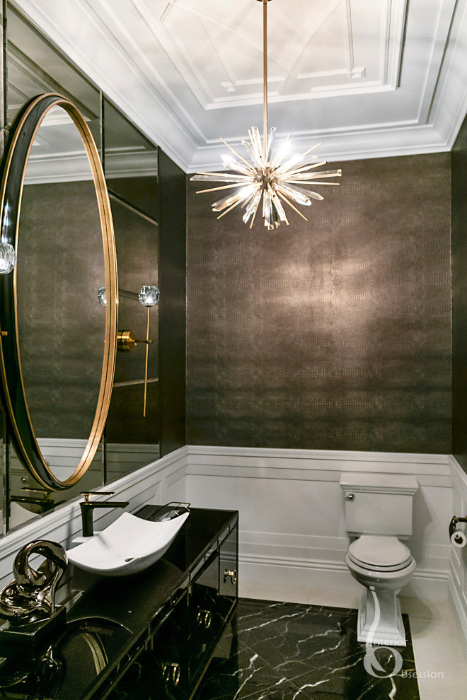 Пример оригинального дизайна: ванная комната среднего размера в стиле модернизм с фасадами островного типа, черными фасадами, раздельным унитазом, коричневой плиткой, коричневыми стенами, мраморным полом, настольной раковиной, стеклянной столешницей и черной столешницей