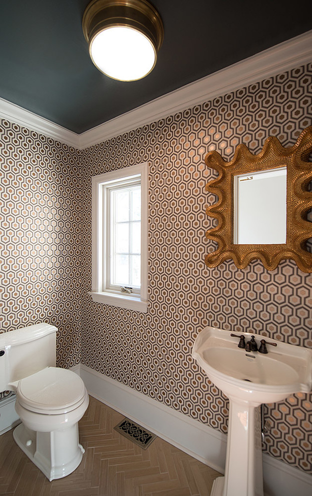 Пример оригинального дизайна: туалет в стиле неоклассика (современная классика) с раковиной с пьедесталом, унитазом-моноблоком, каменной плиткой, разноцветными стенами и мраморным полом