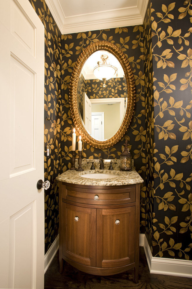 Ejemplo de cuarto de baño tradicional con lavabo bajoencimera, armarios con paneles empotrados, puertas de armario de madera oscura y paredes multicolor