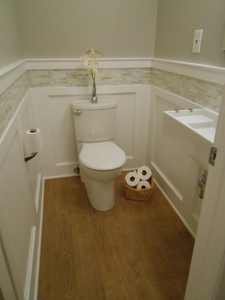 Modelo de cuarto de baño contemporáneo pequeño con lavabo suspendido y sanitario de dos piezas