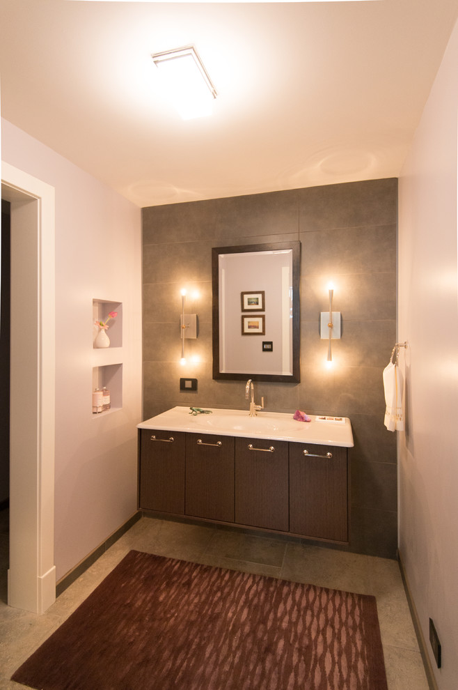 Exempel på ett mellanstort modernt badrum med dusch, med ett integrerad handfat, släta luckor, skåp i mörkt trä, en toalettstol med hel cisternkåpa, grå kakel, stenkakel och grå väggar