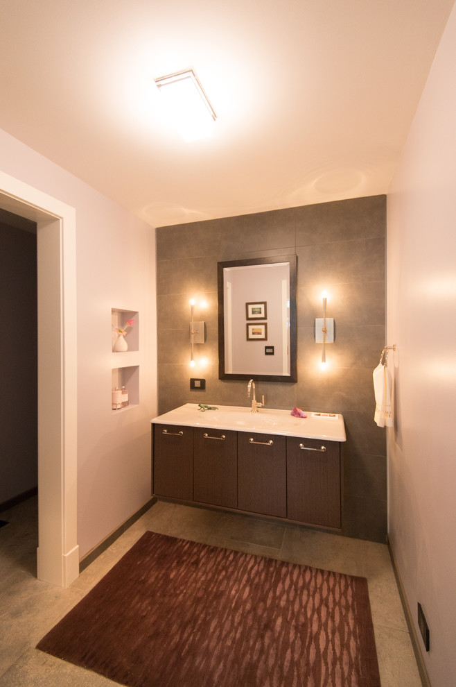 Пример оригинального дизайна: ванная комната среднего размера в современном стиле с монолитной раковиной, плоскими фасадами, темными деревянными фасадами, унитазом-моноблоком, серой плиткой, каменной плиткой, серыми стенами и душевой кабиной