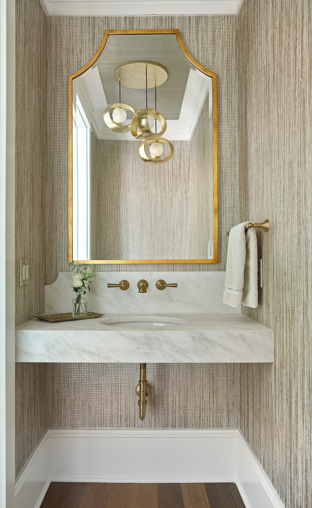Idéer för ett litet klassiskt vit badrum, med vita skåp, mörkt trägolv, ett undermonterad handfat, marmorbänkskiva och brunt golv