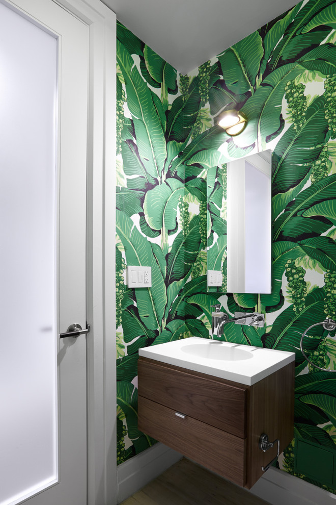 Esempio di una stanza da bagno design con ante lisce, ante in legno bruno, pareti verdi e lavabo sospeso