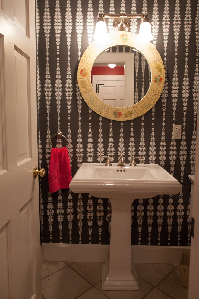 Foto di una piccola stanza da bagno con doccia boho chic con lavabo a colonna, pareti multicolore e pavimento con piastrelle in ceramica