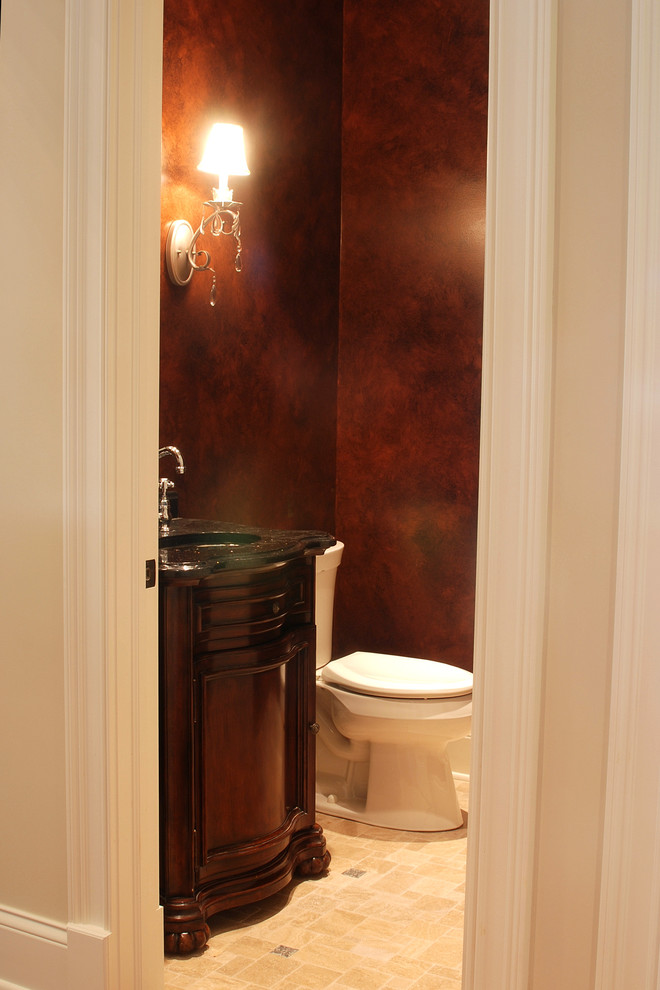 Klassische Gästetoilette mit verzierten Schränken, dunklen Holzschränken, Granit-Waschbecken/Waschtisch und brauner Wandfarbe in Chicago