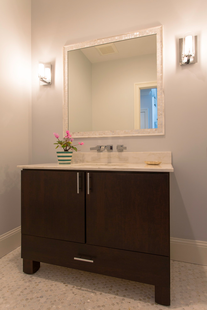 Idéer för mellanstora vintage badrum med dusch, med släta luckor, skåp i mörkt trä, grå väggar, marmorgolv, ett undermonterad handfat och vitt golv