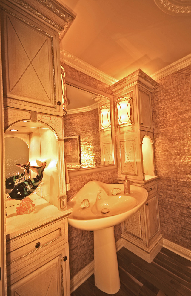 Свежая идея для дизайна: ванная комната в классическом стиле с раковиной с пьедесталом, фасадами с выступающей филенкой, светлыми деревянными фасадами, унитазом-моноблоком, бежевой плиткой, плиткой мозаикой и паркетным полом среднего тона - отличное фото интерьера