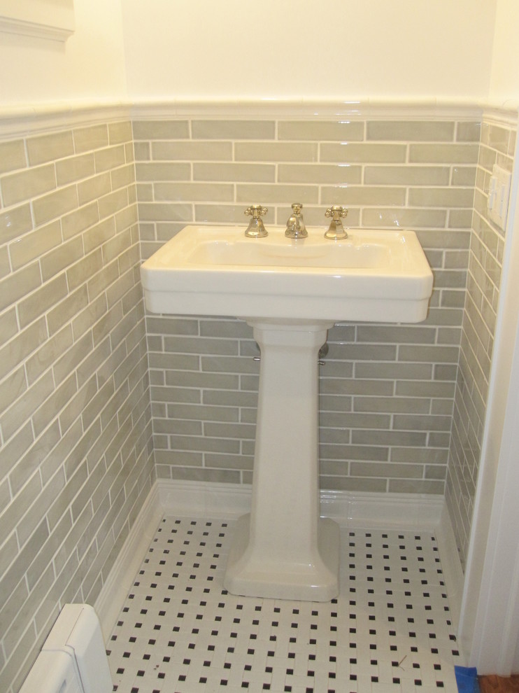 Idee per una piccola stanza da bagno classica con lavabo a colonna, piastrelle grigie, piastrelle diamantate e pavimento con piastrelle in ceramica