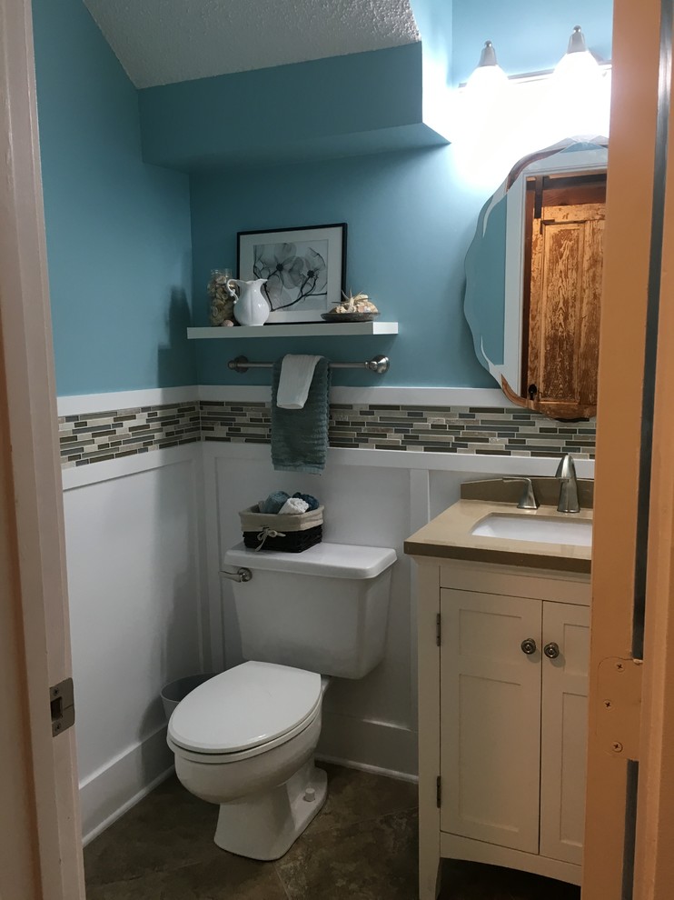 Идея дизайна: маленькая ванная комната в морском стиле для на участке и в саду