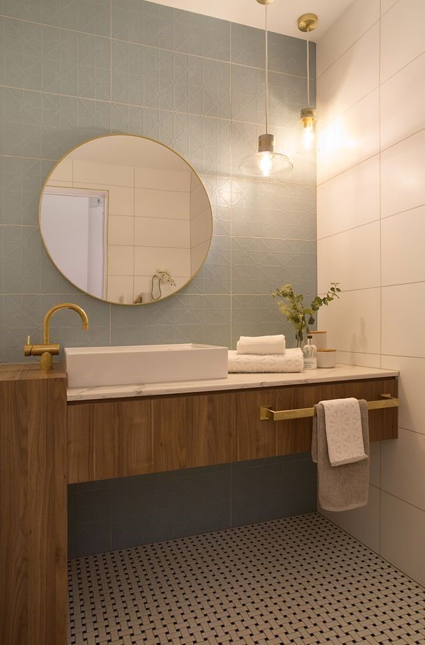 Idee per una stanza da bagno padronale contemporanea con ante in legno chiaro e top in quarzo composito
