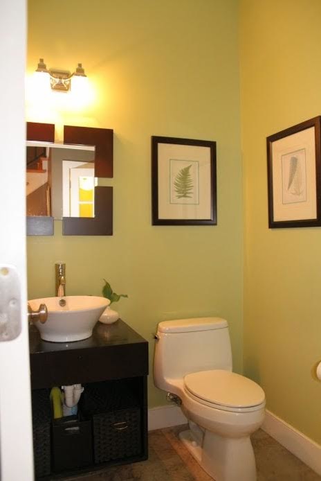 Foto di una piccola stanza da bagno con doccia contemporanea con WC monopezzo, pareti verdi, nessun'anta, ante in legno bruno, pavimento con piastrelle in ceramica, lavabo a bacinella, top in legno e pavimento marrone