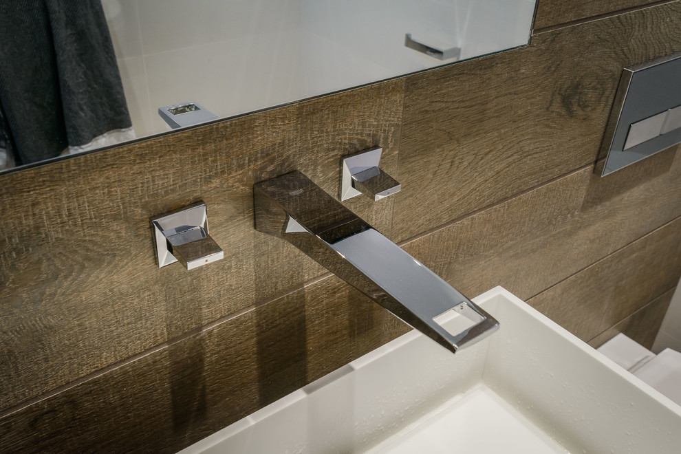 Inspiration för ett litet funkis badrum med dusch, med ett integrerad handfat, vita skåp, bänkskiva i akrylsten, ett fristående badkar, en kantlös dusch och en vägghängd toalettstol