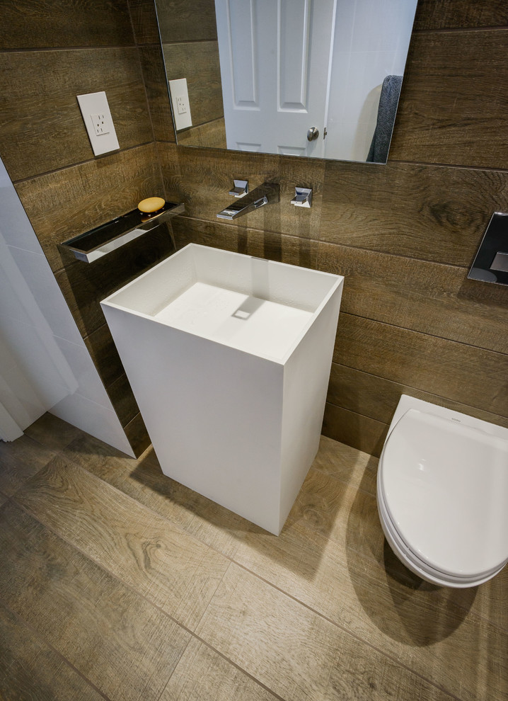 Ispirazione per una piccola stanza da bagno con doccia moderna con lavabo integrato, ante bianche, vasca freestanding, doccia a filo pavimento e WC sospeso