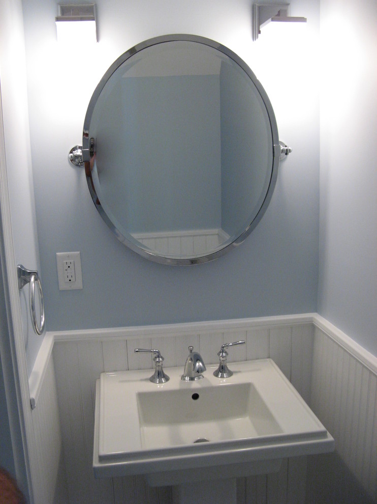 Idées déco pour une petite salle de bain victorienne avec un lavabo de ferme, WC séparés, un carrelage blanc, des carreaux de porcelaine, un mur bleu et un sol en carrelage de porcelaine.