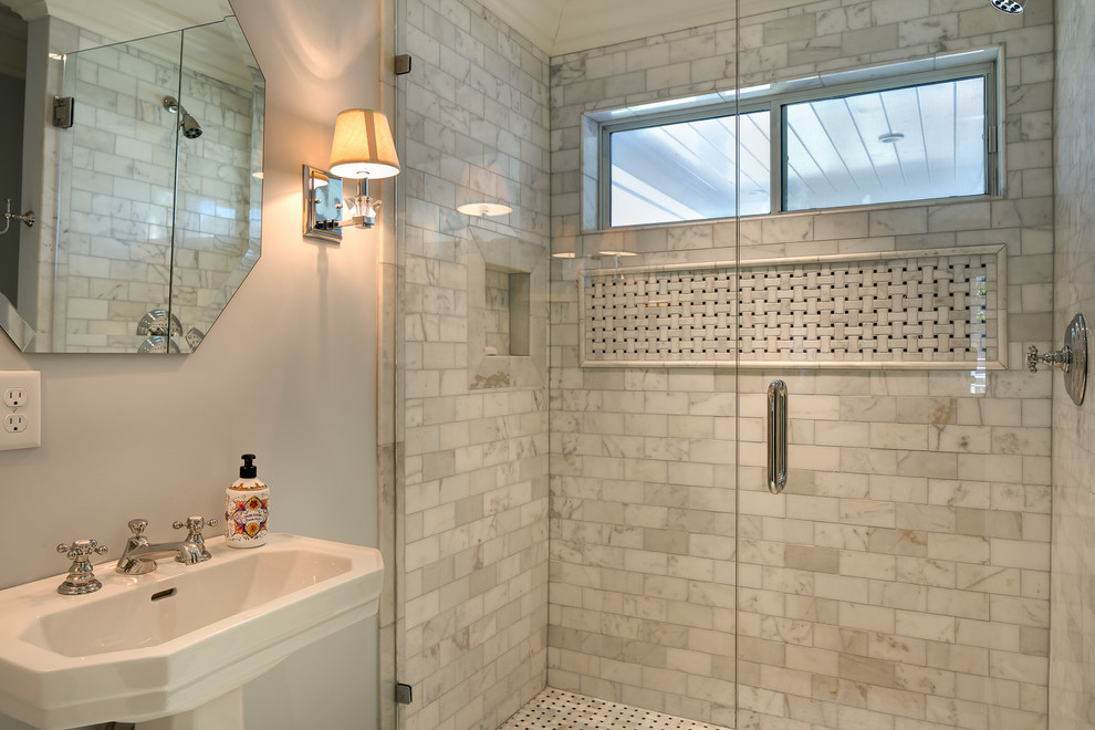 На фото: ванная комната среднего размера в классическом стиле с душем в нише, раздельным унитазом, серой плиткой, каменной плиткой, серыми стенами, душевой кабиной, раковиной с пьедесталом и душем с распашными дверями