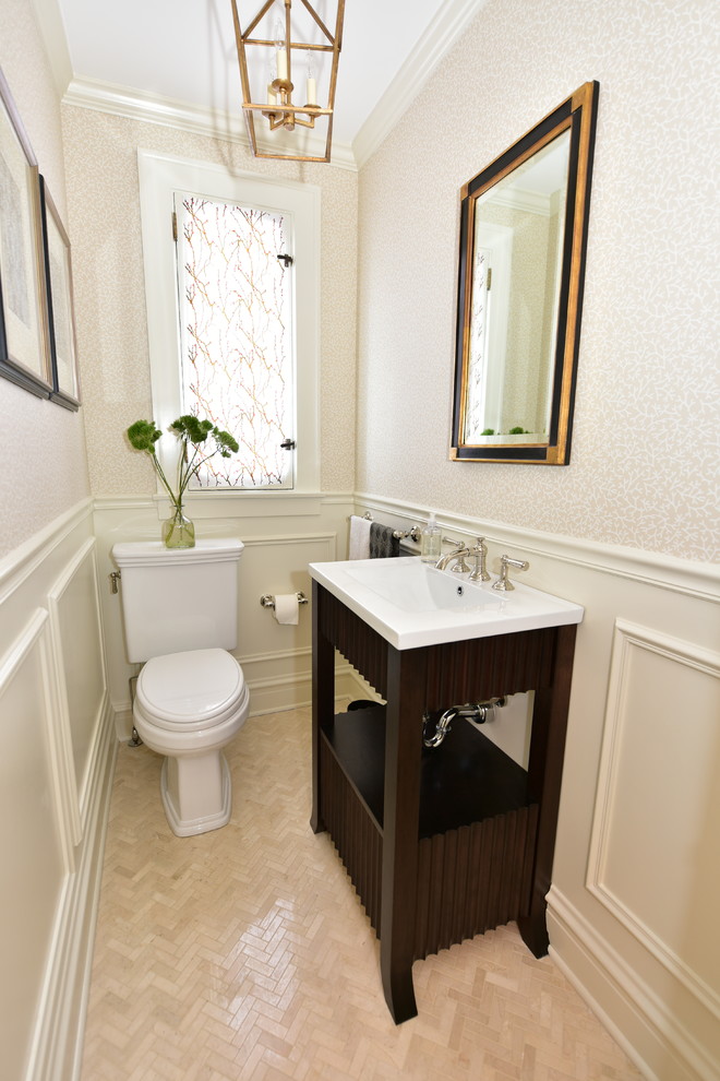 Kleines Modernes Duschbad mit offenen Schränken, dunklen Holzschränken, Toilette mit Aufsatzspülkasten, beigen Fliesen, Porzellanfliesen, beiger Wandfarbe, Porzellan-Bodenfliesen, integriertem Waschbecken und Mineralwerkstoff-Waschtisch in Chicago
