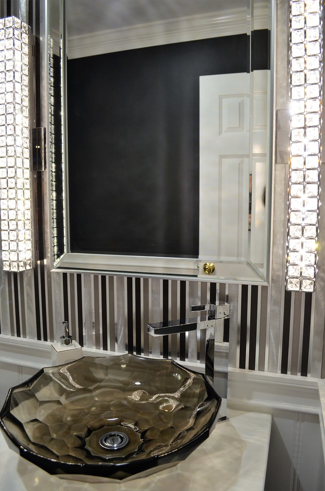 Inspiration för små eklektiska badrum med dusch, med skåp i shakerstil, svarta skåp, en toalettstol med separat cisternkåpa, grå kakel, kakel i metall, grå väggar, klinkergolv i porslin, ett fristående handfat, bänkskiva i kvartsit och brunt golv
