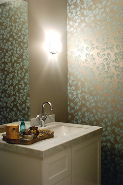 Imagen de cuarto de baño contemporáneo pequeño con lavabo bajoencimera, armarios estilo shaker, puertas de armario blancas y encimera de mármol