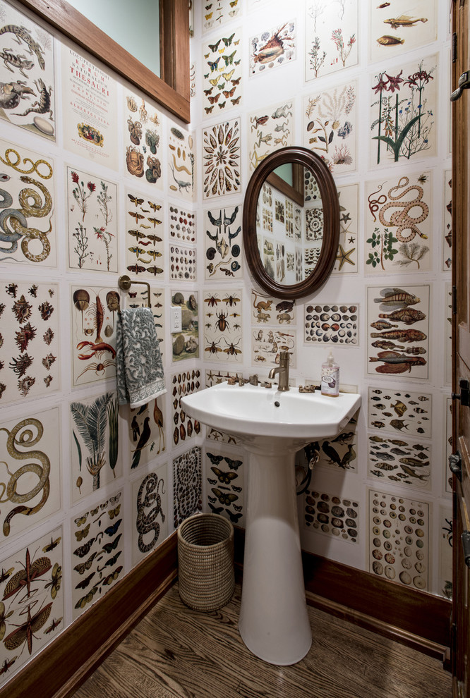Esempio di un piccolo bagno di servizio chic con pareti multicolore, pavimento in legno massello medio e lavabo a colonna