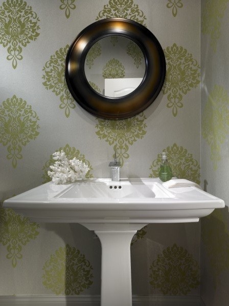 Стильный дизайн: ванная комната среднего размера в стиле фьюжн с раковиной с пьедесталом, душевой кабиной и разноцветными стенами - последний тренд
