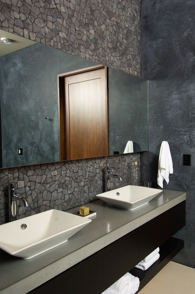 Идея дизайна: ванная комната в стиле кантри с настольной раковиной и серой столешницей