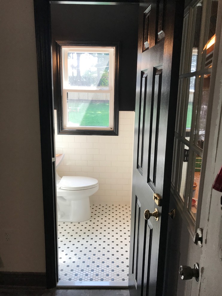 На фото: маленькая ванная комната в стиле ретро с унитазом-моноблоком, белой плиткой, плиткой кабанчик, черными стенами, полом из керамической плитки, подвесной раковиной и белым полом для на участке и в саду с