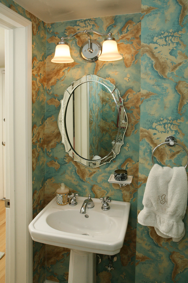 На фото: ванная комната в современном стиле с раковиной с пьедесталом и разноцветными стенами