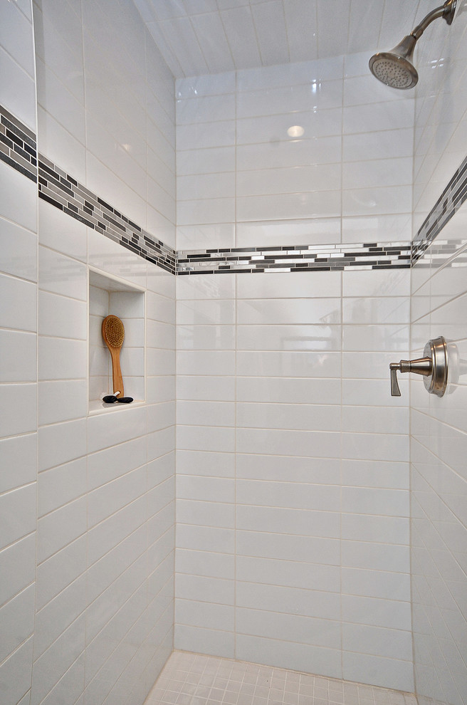 Стильный дизайн: ванная комната среднего размера в современном стиле с плоскими фасадами, темными деревянными фасадами, душем в нише, унитазом-моноблоком, бежевой плиткой, керамогранитной плиткой, бежевыми стенами, полом из керамогранита, душевой кабиной, раковиной с несколькими смесителями, столешницей из искусственного камня, бежевым полом, душем с распашными дверями и белой столешницей - последний тренд