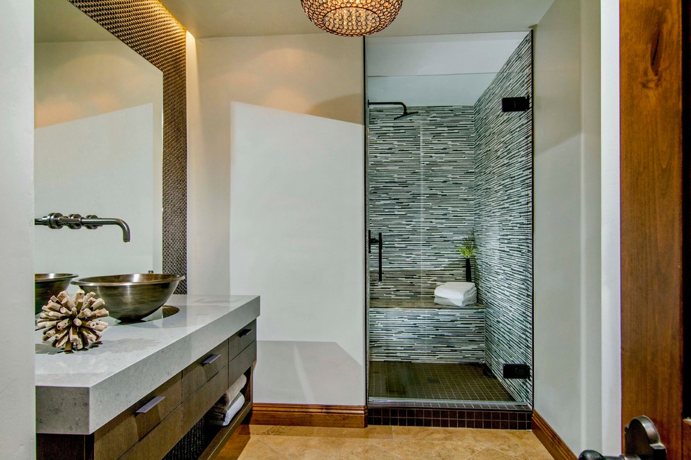 Пример оригинального дизайна: ванная комната среднего размера в современном стиле с настольной раковиной, плоскими фасадами, фасадами цвета дерева среднего тона, столешницей из искусственного кварца, коричневой плиткой, металлической плиткой, серыми стенами и полом из известняка