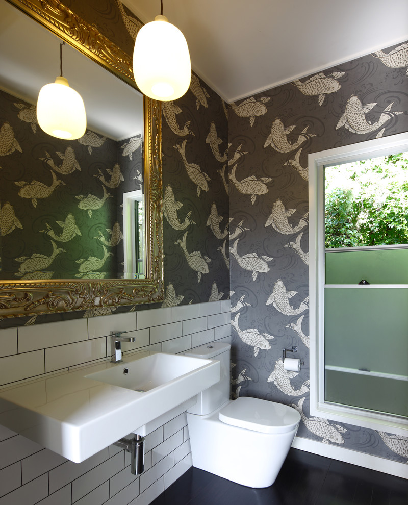 Immagine di una stanza da bagno contemporanea con lavabo sospeso, WC a due pezzi, piastrelle bianche, piastrelle diamantate e pareti multicolore
